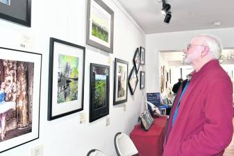 <b>George Lightcap of Hardyston looks at artwork.</b>
