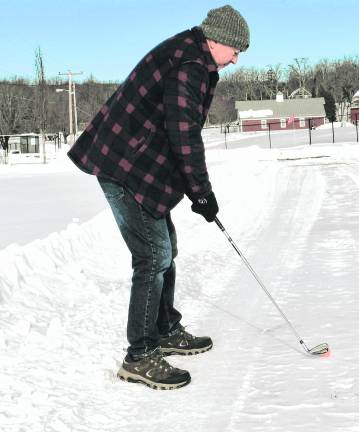 <b>Tom Neary of Hamburg tees off.</b>