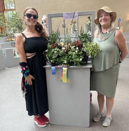 SW2 Holly Gouger and Jill Cadorin took first and second place, respectively, for their entries in ‘Flowers and Fashion’ as well as ‘Best in Show’ at the 2023 New Jersey State Fair.