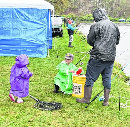 <b>Milanj Kwanisk of Bushkill, Pa., prepares to fish with Peyton and Matt Waldron of Roxbury.</b>