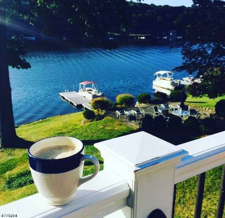 Charming Crane lakefront home