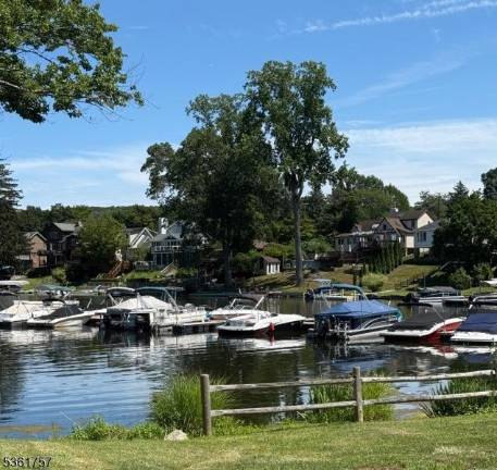 Real estate: Lakestyle home with pool access