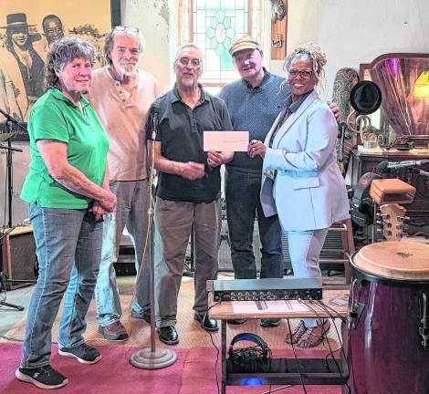 <b>Karen Ann Quinlan Hospice Executive Director Lee Ellison, right, accepts a donation check from Bucks County Horse Park Inc. and The Blues Farm Foundation.</b>
