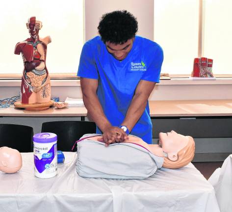 Thaylor Sibblies of Newton demonstrates CPR.