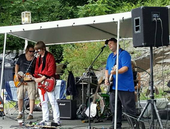 Live entertainment added to the festivities.