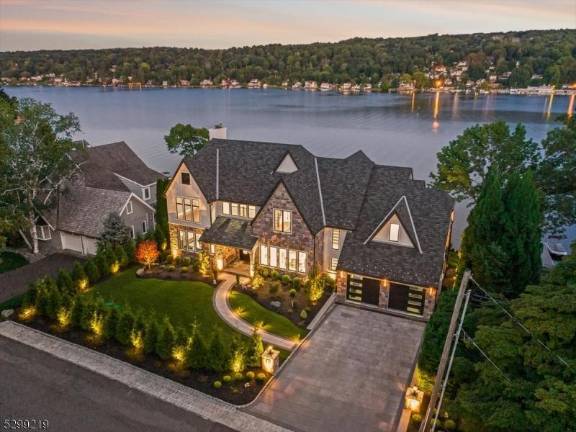Spectacular island lakefront delight