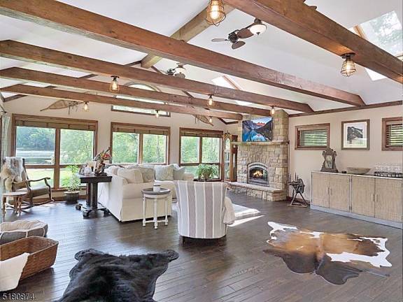 Majestic lakefront home not far from restaurants, shopping