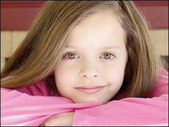 Young Broadway actress sings at German Christmas market