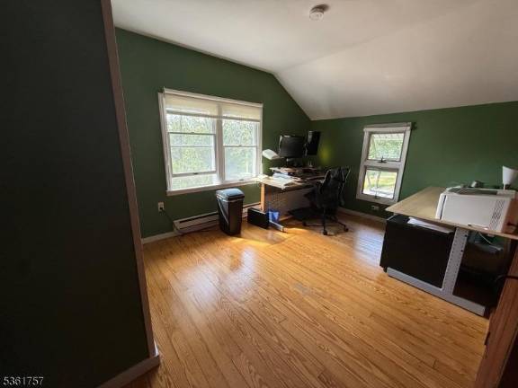Real estate: Lakestyle home with pool access