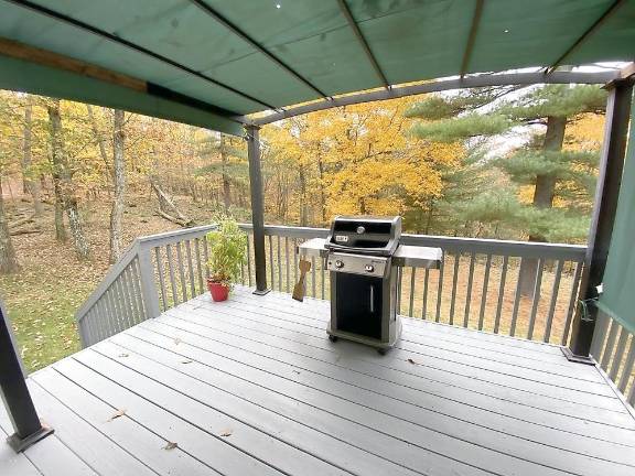 Cape Cod with three bedrooms is surrounded by nature