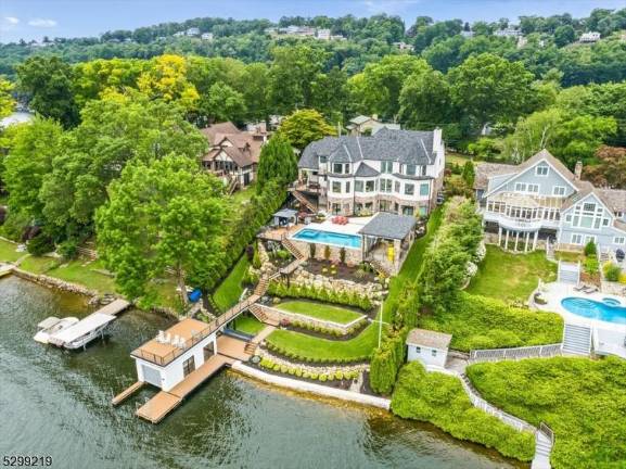 Spectacular island lakefront delight