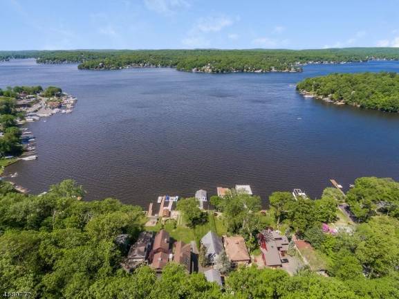 Must-see lakefront home