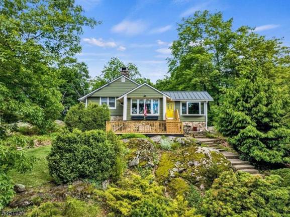 Real estate: Lakestyle home with pool access