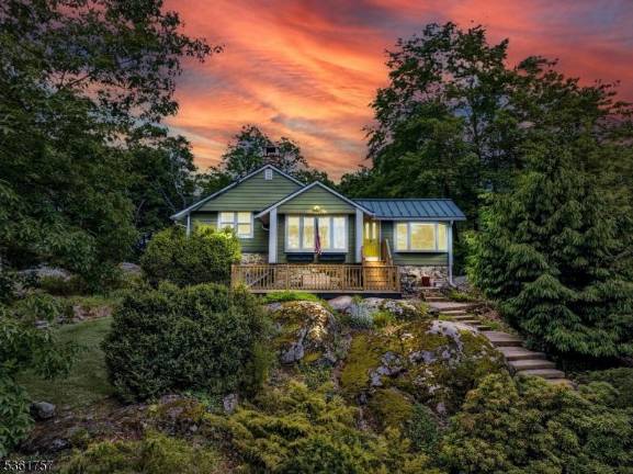 Real estate: Lakestyle home with pool access