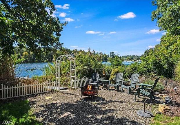 Beautiful lakefront retreat