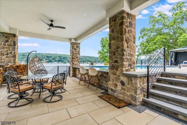 Spectacular island lakefront delight