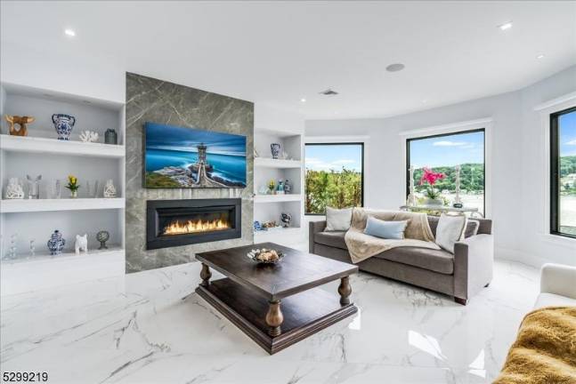 Spectacular island lakefront delight