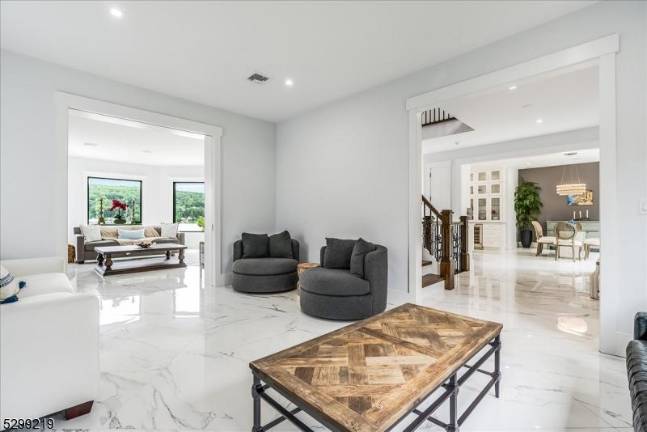 Spectacular island lakefront delight