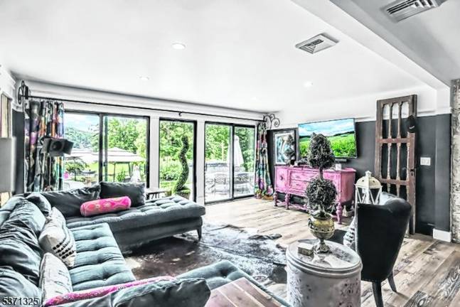 Lake Mohawk lakefront beauty