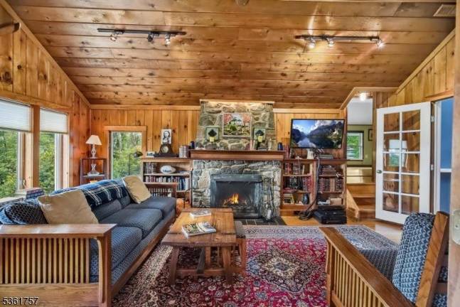 Real estate: Lakestyle home with pool access