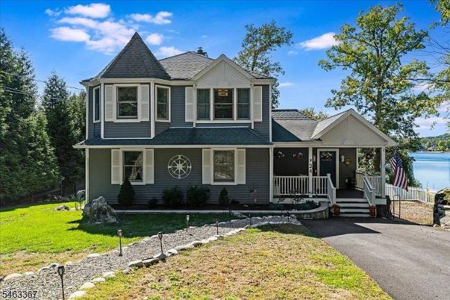 Beautiful lakefront retreat
