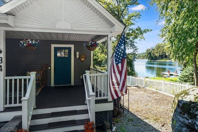 Beautiful lakefront retreat