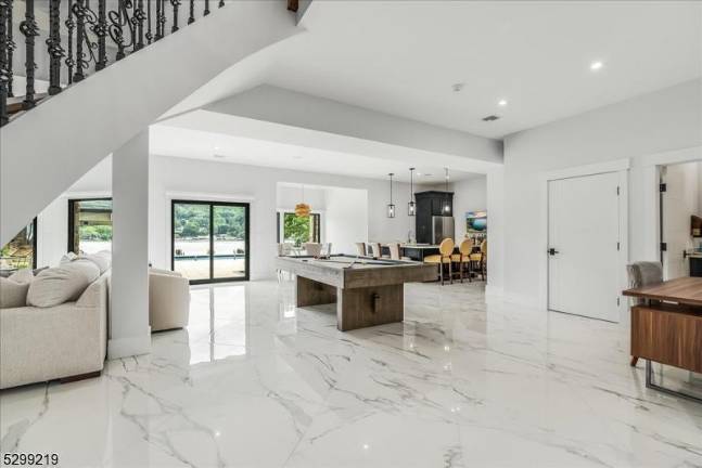 Spectacular island lakefront delight