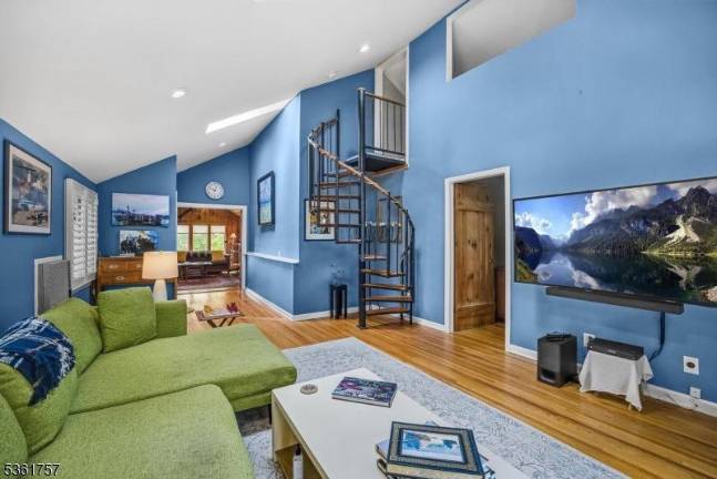 Real estate: Lakestyle home with pool access