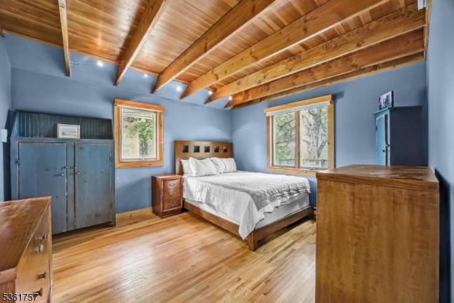 Real estate: Lakestyle home with pool access