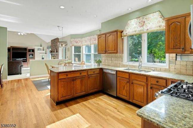 Real estate: Elegant 5-bedroom home