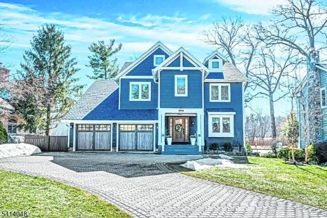 A spectacular lakefront 12-room home