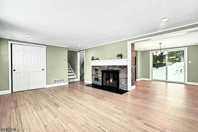 Prime Golf Course setting with gorgeous lake views