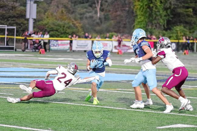 <b>SN4 Sparta ball carrier Christian Brevig runs toward an opening.</b>