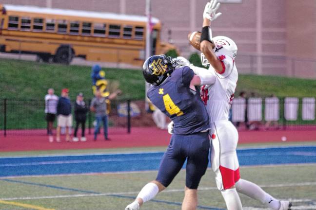 <b>In the first half, Jefferson wideout Jason Post (4) is unable to haul in the ball as it bounces between him and Whippany Park defensive back Oleksandr Kulyk. The ball eventually falls to the ground for no gain.</b>