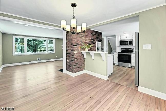 Prime Golf Course setting with gorgeous lake views