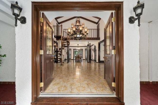 Lakefront vacation home year-round