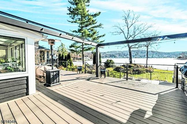 A spectacular lakefront 12-room home