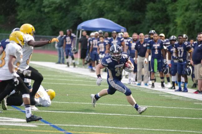 Stags running back Sean Roth takes the ball to the outside and up the field in the second quarter.