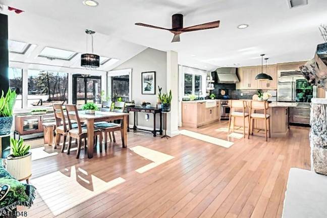 A spectacular lakefront 12-room home