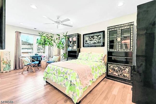 A spectacular lakefront 12-room home