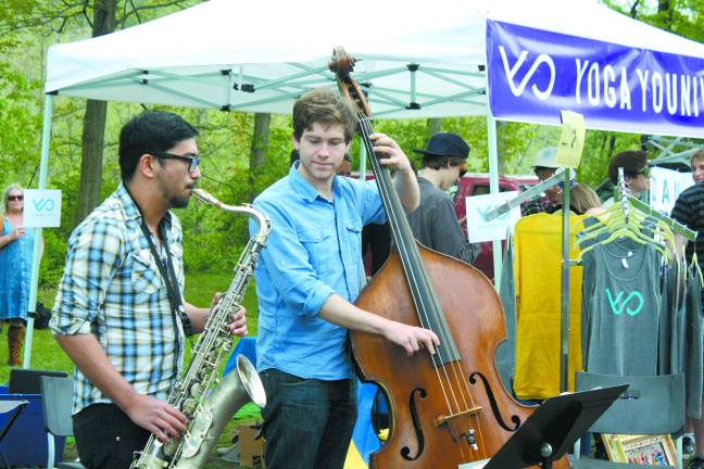 Musicians Irv Comander on the saxophone and Jeff Cierniak on the bass.