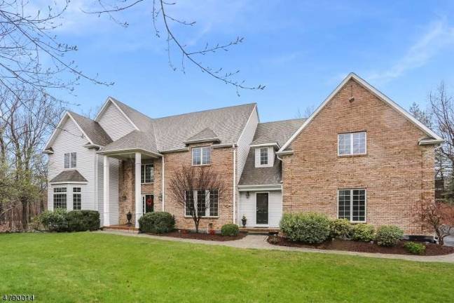 Elegant Colonial on cul-de-sac