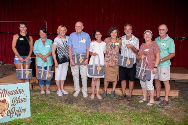 The 2022 Kitchen Garden Tour winners with Dirt Magazine Editor Becca Tucker. Left to right: Alayna Berezniuk (2nd Place, Best Garden), Dawn Mele (1st Place, Best Garden, The Vogels (Editor’s Choice), Aysha Venjara (1st Place, Best Garden), Becca Tucker, Common Ground Community Garden’s Chad Pilieri (Best Community Garden), and the Wolvertons (Most Hospitable).