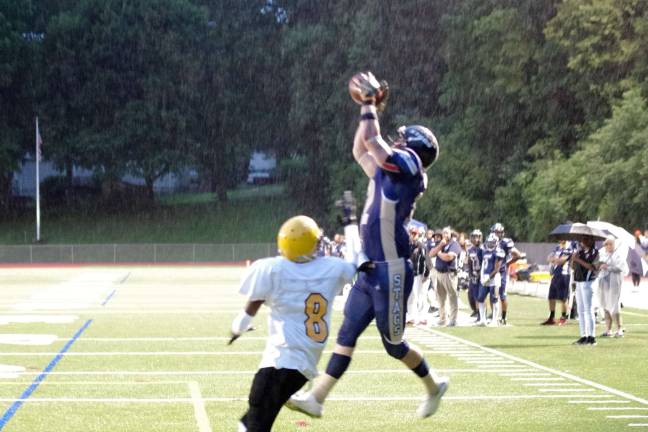 Stags wideout Jordan Hallman goes high for a catch good for a touchdown late in the second quarter. Photos by George Leroy Hunter