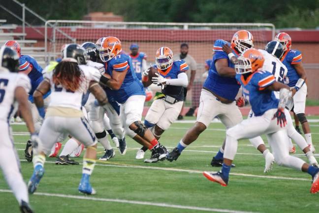 A Gators ball carrier moves towards an opening in the first half.