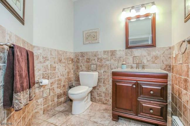 Custom Colonial in Glenbrook Estates