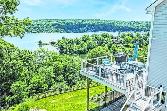 Luxury living in Lake Mohawk