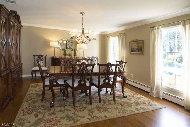 Move-in ready Colonial in Hemlock Hills