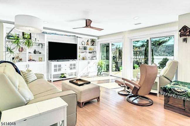 A spectacular lakefront 12-room home