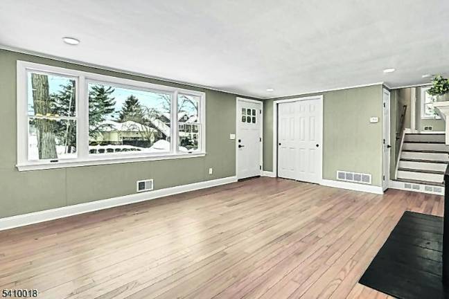 Prime Golf Course setting with gorgeous lake views